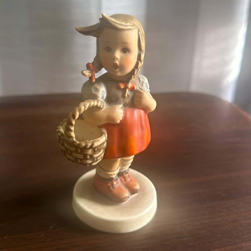 Goebel Hummel Figurine Little Shopper 96 TMK3